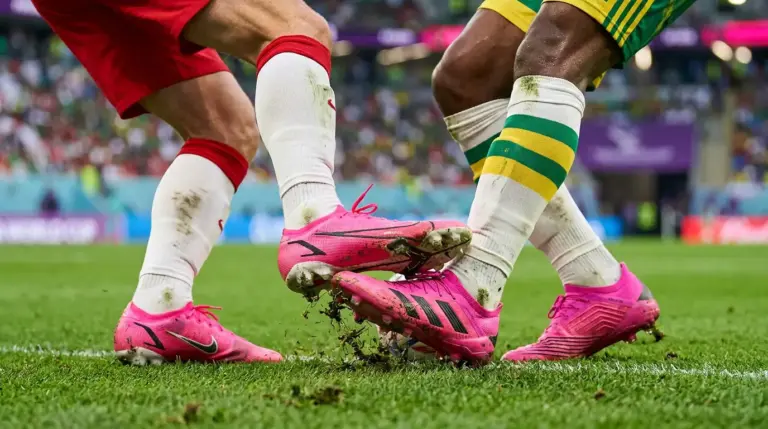 Pourquoi absolument tous les joueurs de la Coupe du monde 2026 portent des crampons roses ?